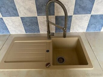 Kuchyňský dřez s baterií a odkapávačem