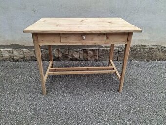STAROŽITNÝ SMRKOVÝ STŮL PO RENOVACI