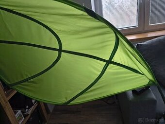 Zelený baldachýn nad postel