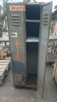 Plechová šatní skříň