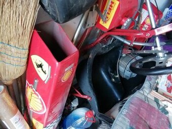 Predam závodní motokaru.