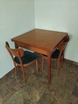 Prodám levně rozkládací dřevěný jídelní stůl + PC stolek