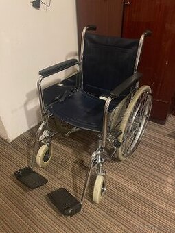 Invalidní mechanický vozík