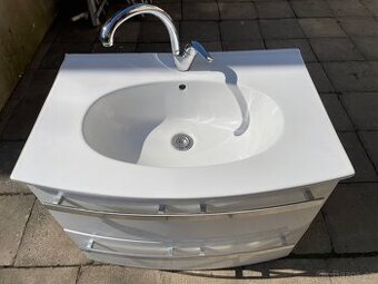 Umyvadlo se šuplíkovou skříňkou a baterií