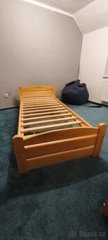 Dřevěná postel