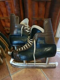Staré kožené hokejové brusle - 1