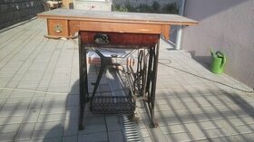 Starý zachovalý, pedálový šicí stroj značky Success