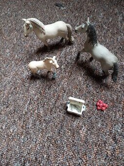 Schleich sada koní s lékárničkou plus hřebec navíc