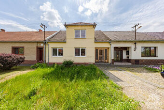 Rodinný dům 4+1,1+kk,1+1, na pozemku 732 m², obec Žabčice - 1
