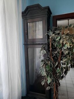 Starožitné podlahové hodiny.