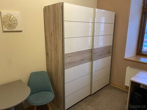 Dvoudveřová skříň s posuvnými dveřmi bílá/dub