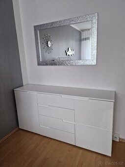 Stříbrné nástěnné zrcadlo