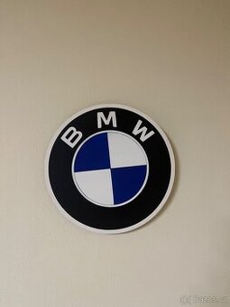 Dřevěná dekorace inspirovaná logem BMW