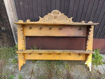 Starožitný ručně vyřezávaný věšák