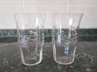 Dvě sklenice s motivem listů