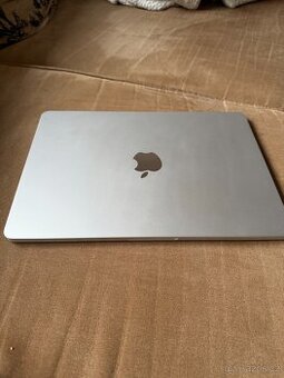 MacBook Air 13" M4 - Jako nový, stříbrná barva