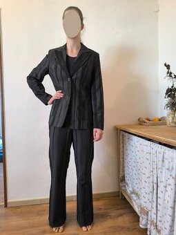 Dámský tmavý kostýmek