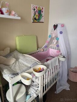 Dětská postýlka, matrace, nebesa a přebalovák