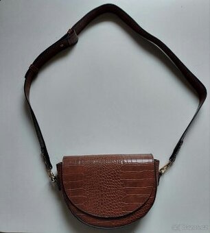 Elegantní hnědá kabelka Sinsay – krokodýlí vzor