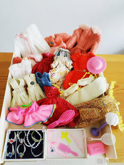 Krabice oblečení, doplňků a šperků pro Barbie/malé panenky