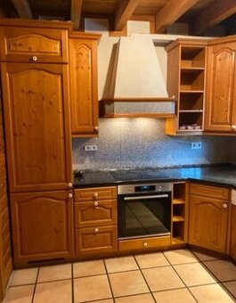 Krásná borovicová kuchyně se spotřebiči,5961