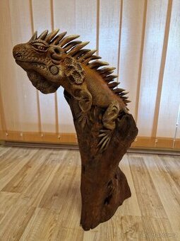 Dřevená socha Leguán