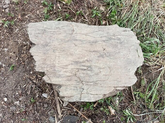 Solitérní přírodní veliký kámen monolit dekorace do zahrady