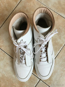 Prodám zánovní (spíše nové) bílé kožené kotníkové boty