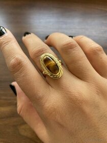 Zlatý dámský prsten s hnědým kamenem - 1