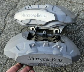 Brzdové třmeny Mercedes AMG včetně destiček