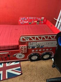 Dětská postel ve stylu hasičského auta