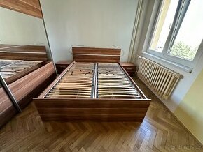 Manželská postel s roštem, komody