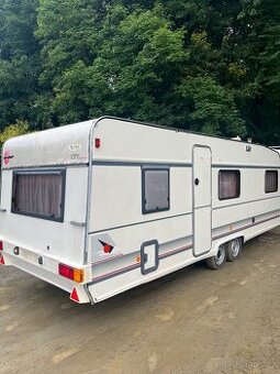 KARAVAN OBYTNÝ PŘÍVĚS BURSTNER TOP STAV 8m