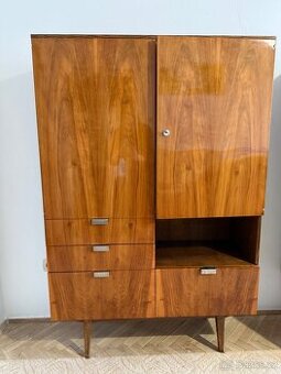 Retro vitrína / komoda z 60. let – dýha, elegantní design