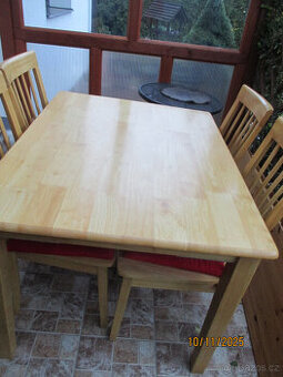 Jídelní stůl + 4 židle