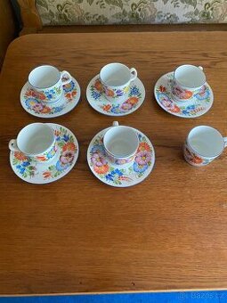 CHODSKÝ PORCELÁN,HRNEČKY+ TALÍŘKY -MALOVANÉ -SADA