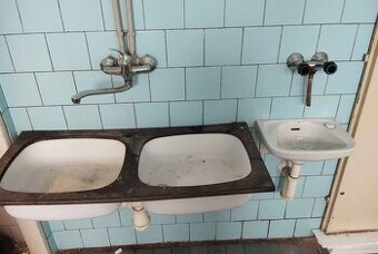 Umyvadlo s baterií a odpadem