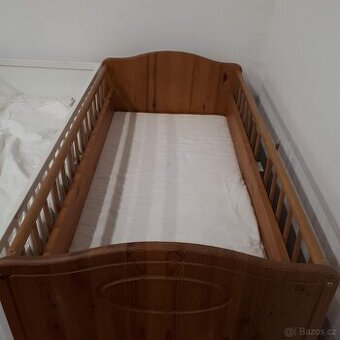 Dřevěná dětská postýlka s matrací pro miminko i větší dítě