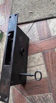 Starý dveřní zámek