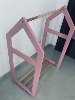 Domečkový dětský věšák pro slečnu