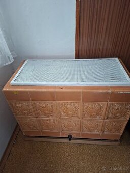 Kachlová elektrická kamna.