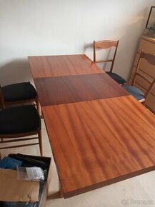 Stůl a čtyři židle