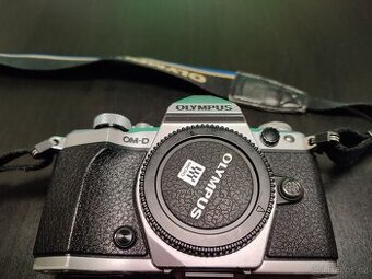 Olympus OM-D E-M5 mark II s gripem
