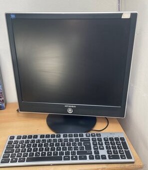 Monitor a klávesnice
