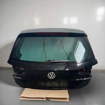 Páté dveře černá metalíza LC9X VW Passat B8 kombi r.v. 2016