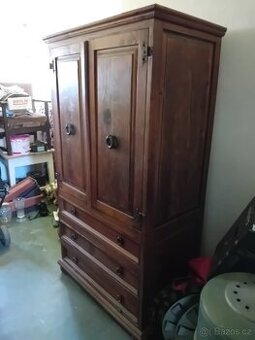 Prodám dubovou skříň s ozdobným kovanim - 1