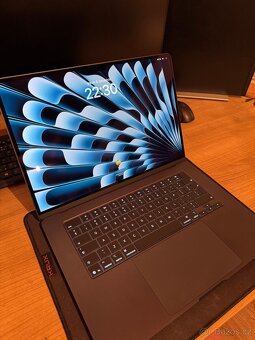 Apple MacBook Air 15,3" (2025) / M4 / 16GB / 256GB / temně