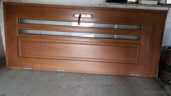 Vstupní dřevěné dveře