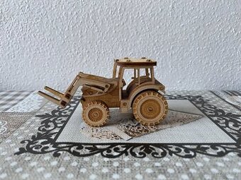 Nový dřevěný model Zetor Proxima