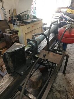 Hydraulicka stipacka na dřevo
